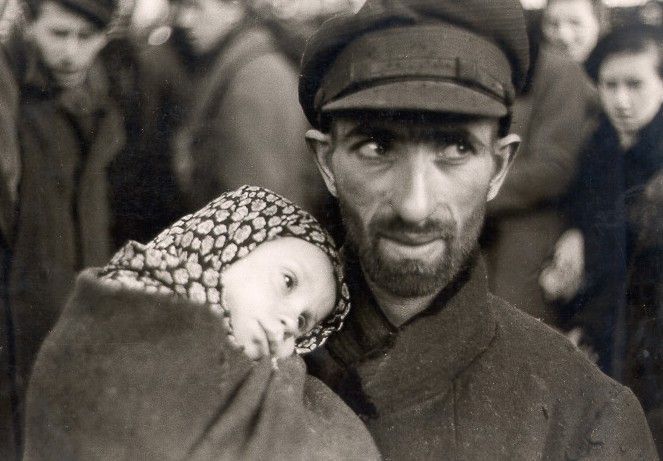A Jewish man and daughter in the Warsaw ghetto